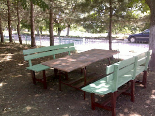 Нови пейки в парка около църквата