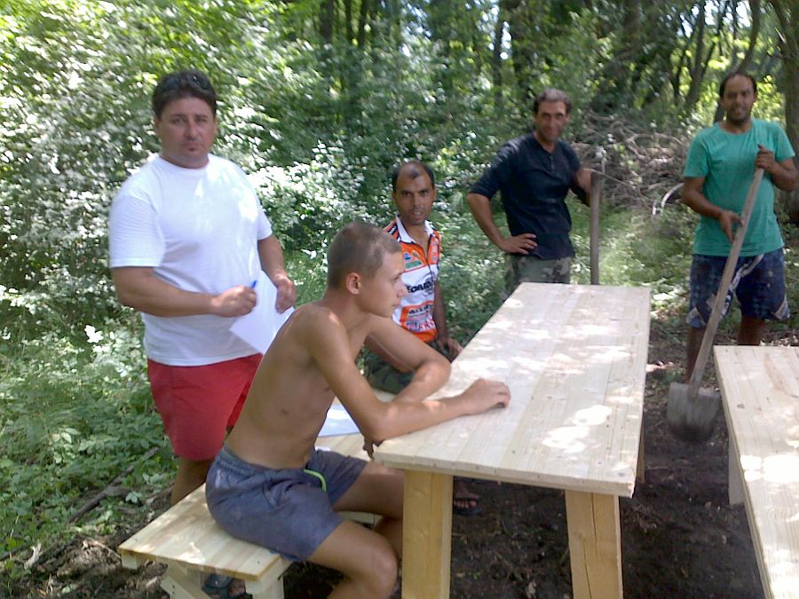 Поставяне на маса и пейки от Клуб Адвенчър и жители на селата