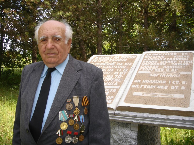 9 май- Ветеранът от войната Тодор Костов на празненство в Аврен